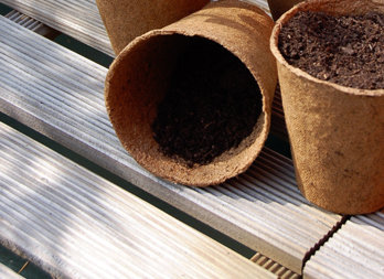 Recipiente 100% biodegradabile fabricate din fibră de lemn și turbă