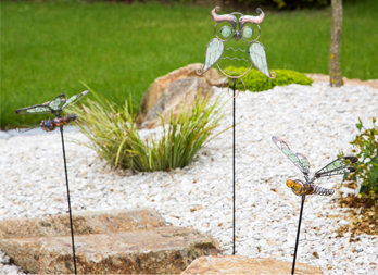 Figurină metalizată stilizată, cu elemente fosforescente pentru decorarea grădinii