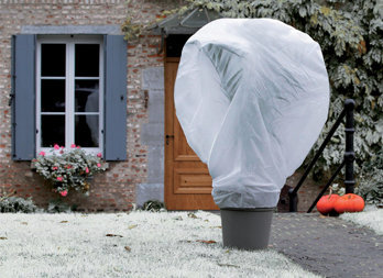Material textil neţesut pentru prevenirea deteriorării plantelor din cauza îngheţului